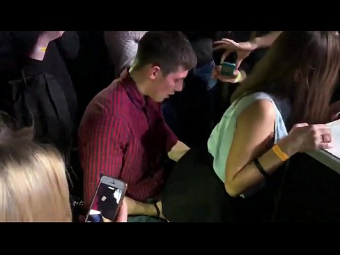 ❤️ Seksê rast di klûbek şevê ya rûsî de. Keçeke rûsî ya 18 salî di nav anus û vajînayê de li klûbeke şevê kenîya ❤️ Porno vk li porno ku.assistirhentai.ru