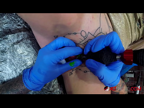 ❤️ Keçika pir tattookirî Sully Savage tattooek li ser klîtorê xwe kir. ❤️ Porno vk li porno ku.assistirhentai.ru